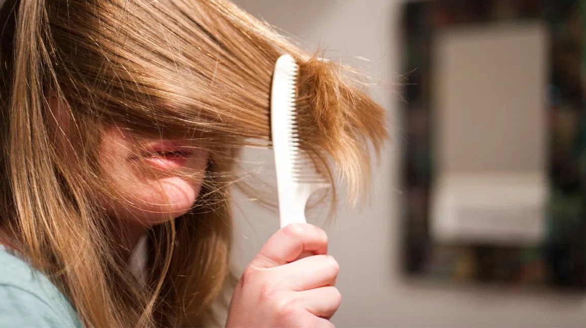 Увлажненные волосы. Сушить волосы пылесосом. Засохший кондиционер для волос.