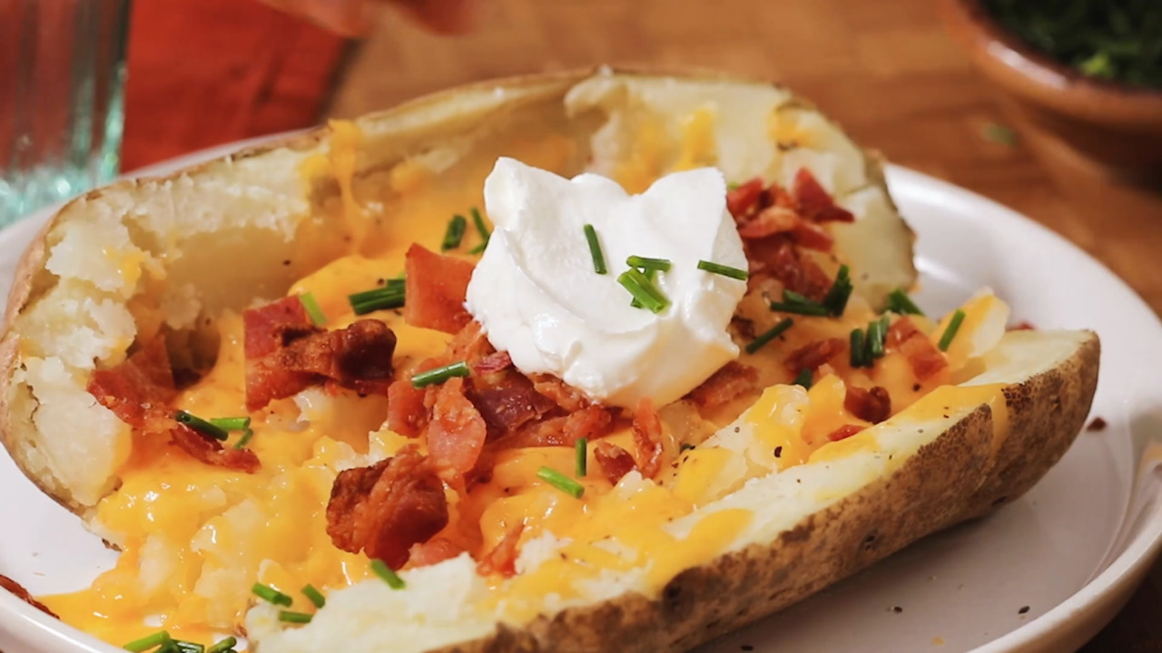 Microwave Baked Potatoes for Healthy Food on the Go